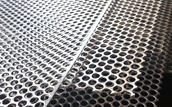 AISI SS321 صفيحة مثقوبة من الفولاذ المقاوم للصدأ بفتحة دائرية ASTM