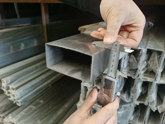 ASTM A479 المصقول المقاوم للصدأ أنبوب مربع مصقول مشرق 0.6mm